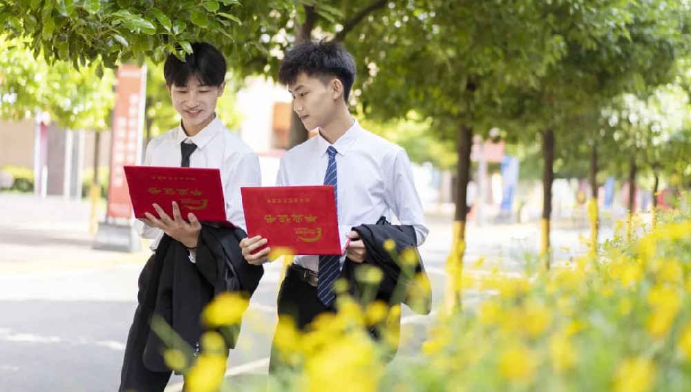 【入学指南】新的校园生活即将开启，云南新东方新生入学指南请查···